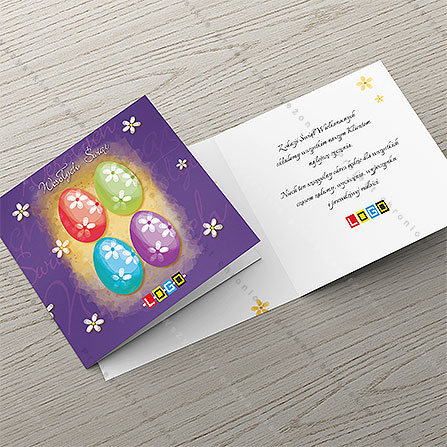 Karnet wielkanocny Cztery pisanki, purpura WN2-194 – detal: białe kwiaty z żółtymi środkami na fiolecie Karnet wielkanocny Cztery pisanki, purpura WN2-194 – detal: białe kwiaty z żółtymi środkami na fiolecie